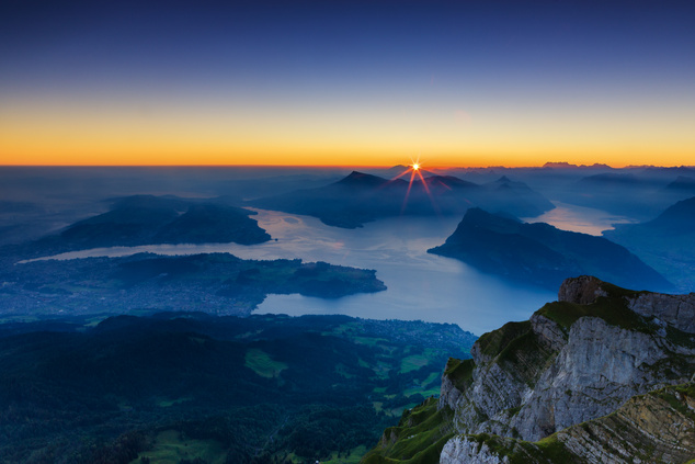 Szintén Luzern közelében magasodik a hegyek királynőjének tartott Rigi is. Legmagasabb pontja az 1797 méter magas Rigi Kulm, melyet könnyedén megközelíthetünk tömegközlekedési eszközökkel is.