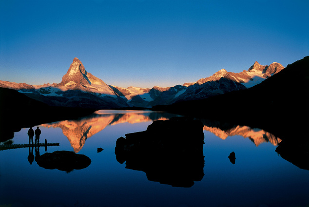 A jellegzetes alakú Matterhorn 4478 méter magas, ez az egyik legtöbbet fényképezett turistalátványosság Európában.