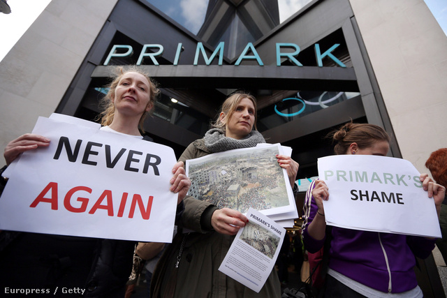 Tüntetők a Primark üzlet előbb. Ez még nem elég, viszont első lépésnek tökéletesen megfelel.