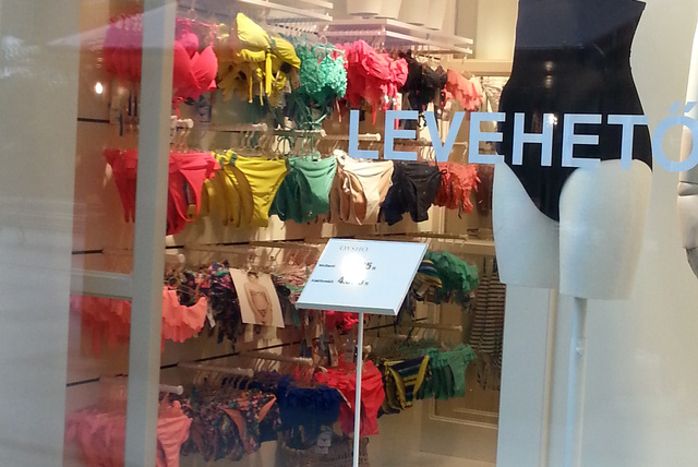 Oysho: nem csak leárazott termékekkel van tele a bolt és a szivárvány minden színében vehetünk bikinit.