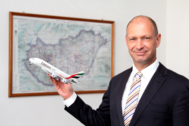 Jost Lammers, a Budapest Airport vezérigazgatója egy Emirates A380 makettel