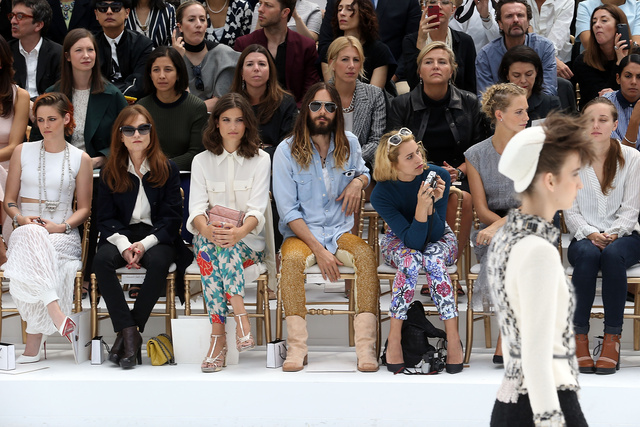 A Chanel haute coutre show első sora zsúfolásig van töltve híres emberekkel, balról jobbra: Kristen Stewart, Isabelle Huppert, Alma Jorodowski, Jared Leto és Alice Dellal.