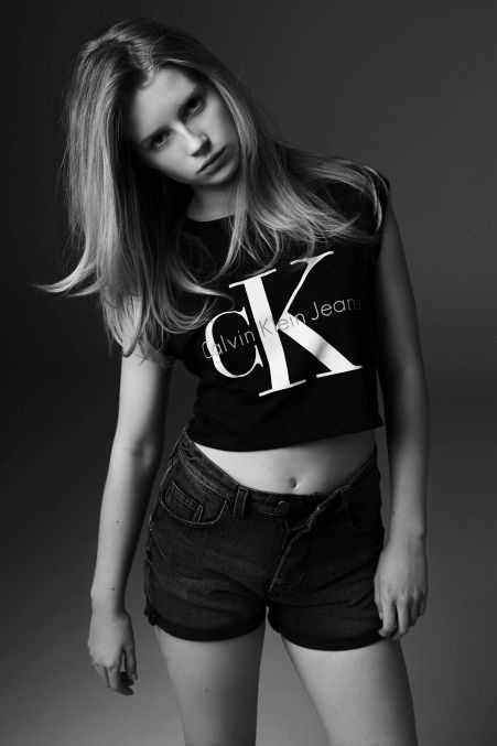 A szupermodell húgának nem kellett sokat várnia első kampányára sem, amire nem más kérte fel, mint Calvin Klein.
