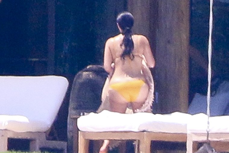 Kardashian vizesen, bikiniben pucsított be