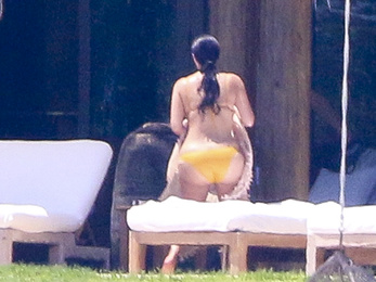 Kardashian vizesen, bikiniben pucsított be