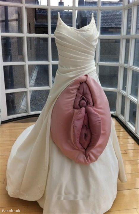 Ilyen óriás-vaginás menyasszonyi ruhában is kimondhatjuk a boldogító igent, ha akarjuk.