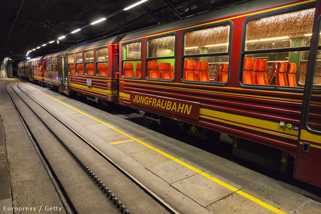 A Jungfraubahn egyik állomása a hegy alatt