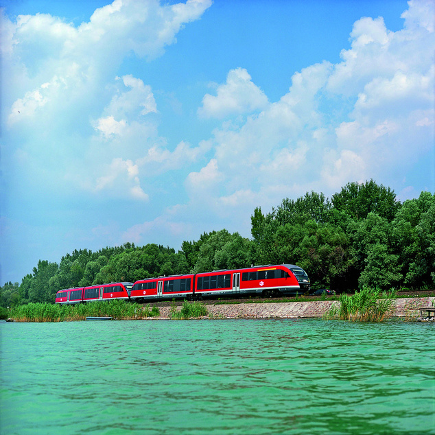 Motorvonat a Balatonnál