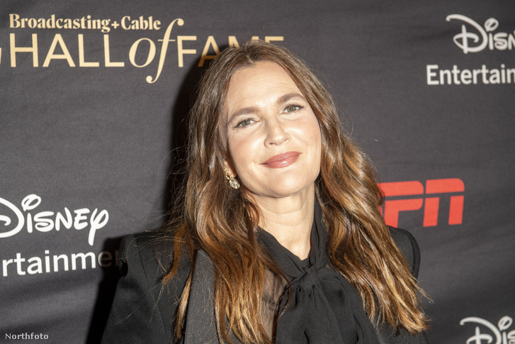 Élő adásban kezdte szagolgatni a lábát Drew Barrymore