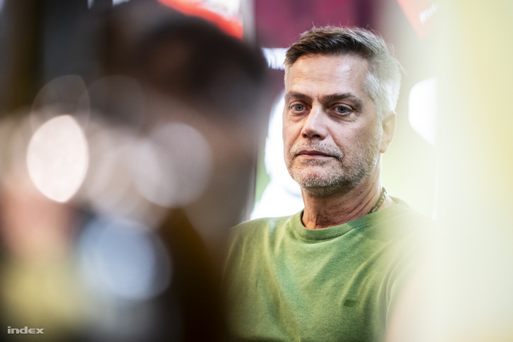 Harsányi Levente: „Azt ajánlom minden férfitársamnak, hogy zárkózzon be egy női WC-be!”