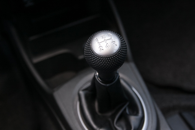 The gear knob has retained the golf ball design 