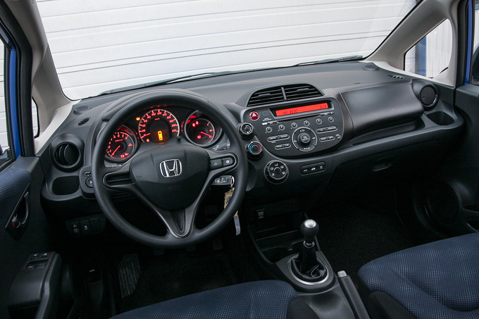 Although built of hard plastics, the coating of the instrument panel makes it pleasant to the touch