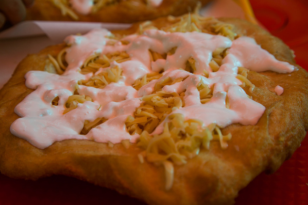 A lángos töretlen népszerűségének több oka is van: olcsó, laktató, nosztalgikus és egészségtelen