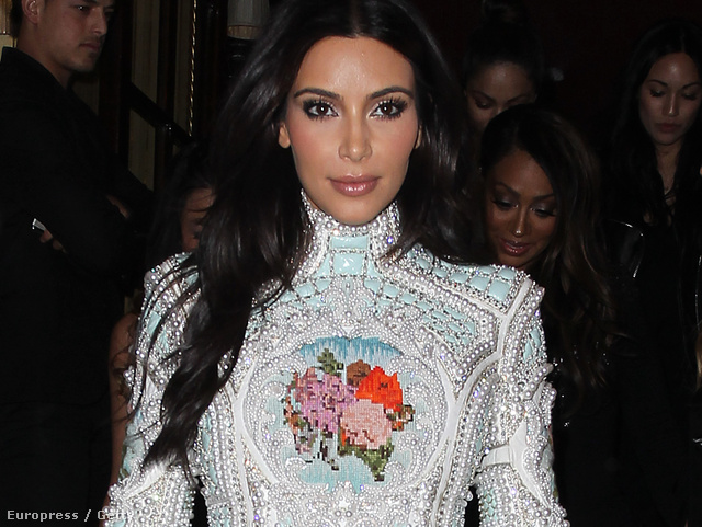 Kim Kardashian lánybúcsús ruhája 4,4 millió forintot kóstál.