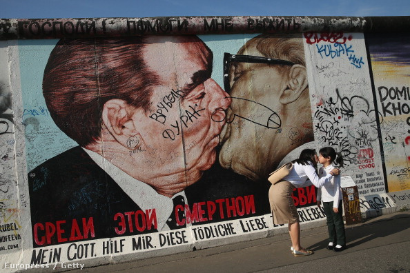 Az East Side Gallery egyik ikonikus képe Brezsnyevvel
