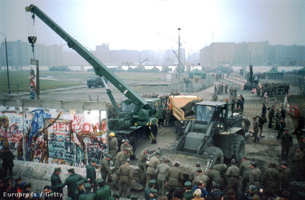 Bontják a berlini falat 1989 november 9-én