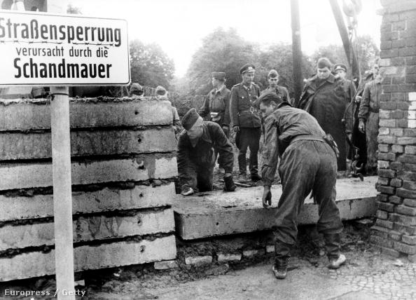 A Volkspolizei építeni kezdi a berlini falat a Bernauer Strassénál 1961. augusztus 21-én