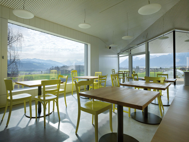 A lejtős oldalra felhúzott, parkosított belső udvarral és rámpával rendelkező éttermet a bázeli székhelyű Büning-Pfaue Kartmann Architekten tervezte.