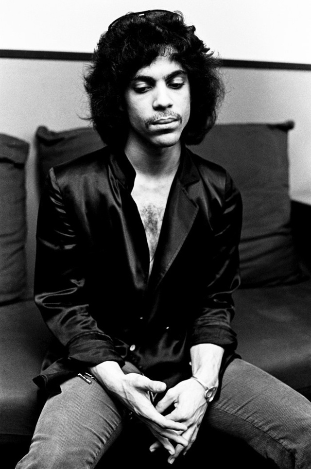 Prince pedig az első New York-i showján, 1980-ban állt modellt a fotósnak.