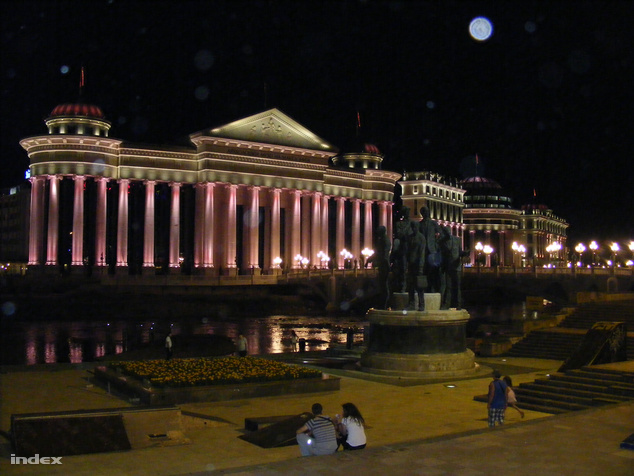 Rózsaszín fények Skopje belvárosában