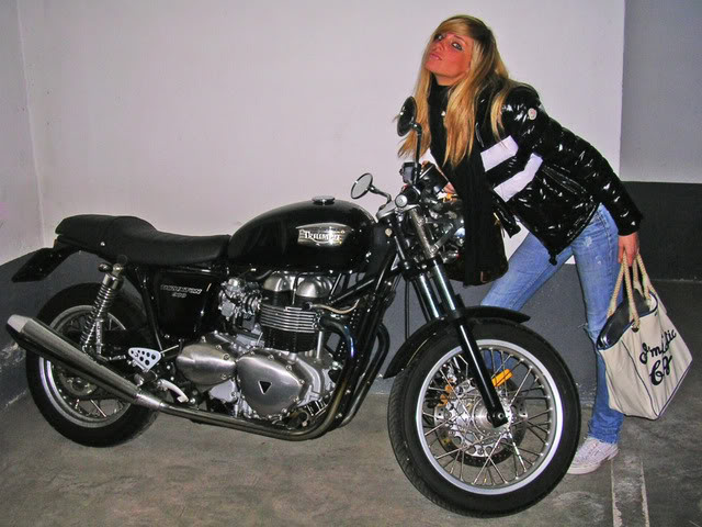 Chiara Ferragni motorral is pózolt 2009-ben.