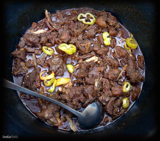 Birkapörkölt bográcsban