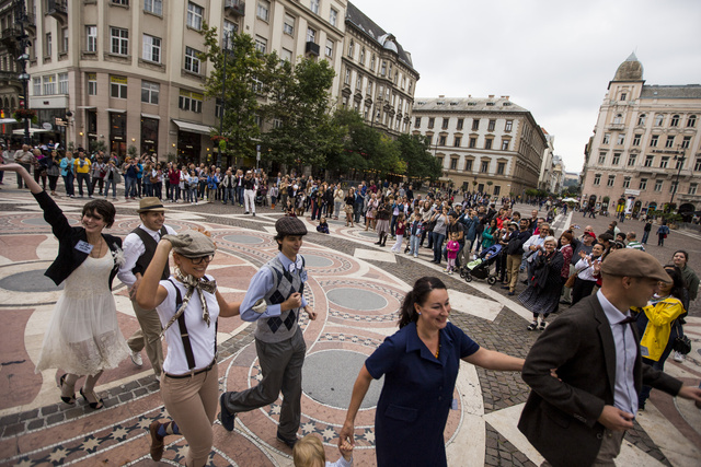 A flashmob keretében charlestont táncoltunk a Bazilikánál