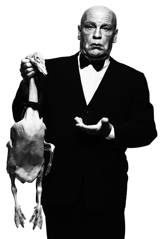A színész Alfred Hitchcockként. Az eredeti képet Albert Watson lőtte a rendezőről 1973-ban.
                        