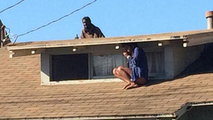 A tetőn rejtőzött el a nő a betörő elől
