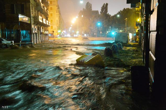 Víz hömpölyög Genova egyik utcáján