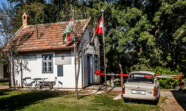 Magyar-osztrák határátkelő élethű mása a skanzenban