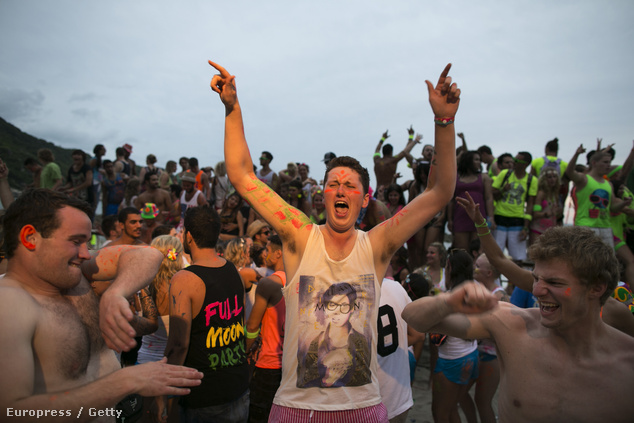 A tengerparton bulizni tilos, kivéve ha Full Moon party van, mert azt lehet