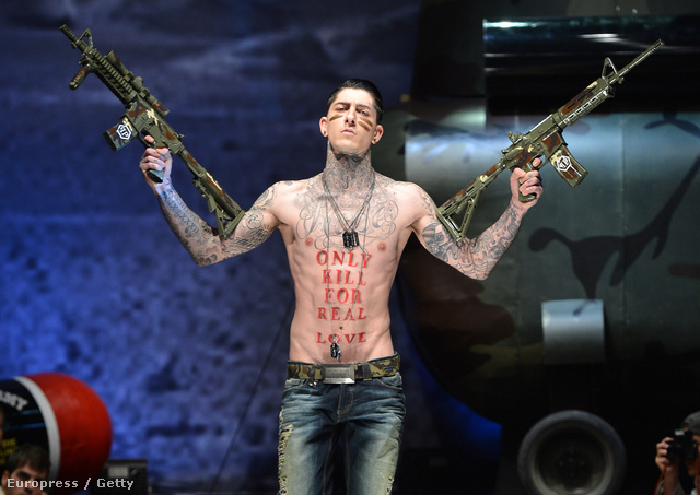 Philipp Plein a milánói divathéten üzent gépfegyverekkel.