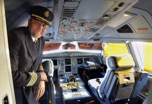 Bondor István a Budapestre először érkező dubaji Emirates légitársaság Airbus A330-200-as repülőgépének kapitánya a pilótafülkében