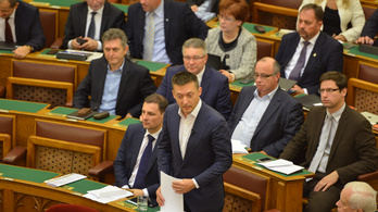 A Jobbik a parlamentben ünnepli az áttörést