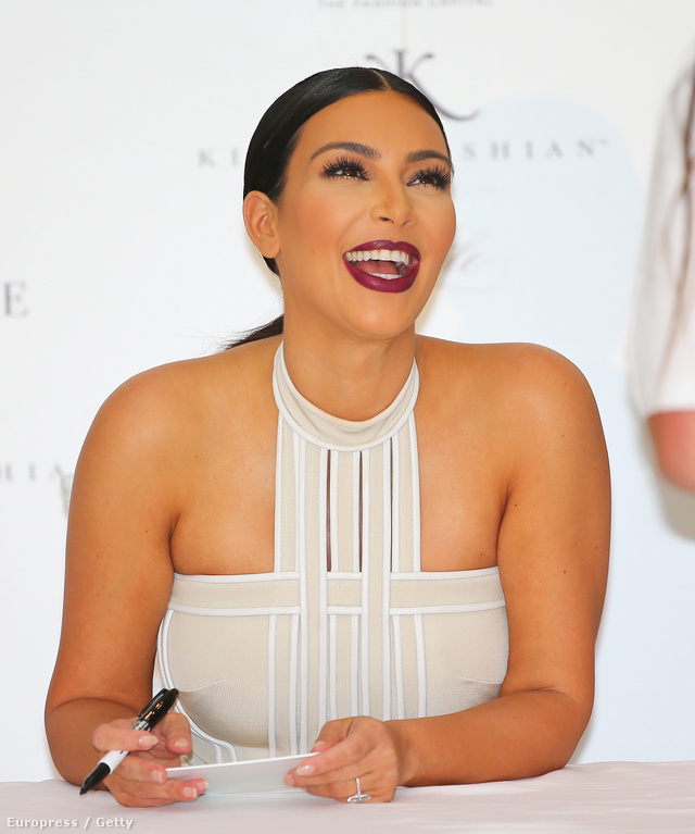 Kim Kardashian főállásban divatbemutókra jár