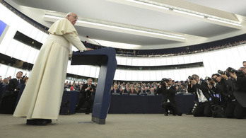 Állva tapsolták a pápát az Európai Parlamentben