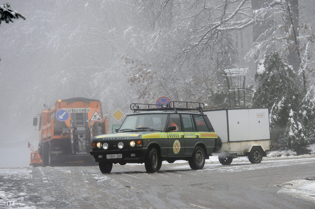 Mátraháza 2014. december 2. A Kékes Kutató és Mentőszolgálat járműve halad a 24. számú út lezárt szakaszán.