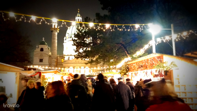 Karlsplatz, háttérben a Karlskirche