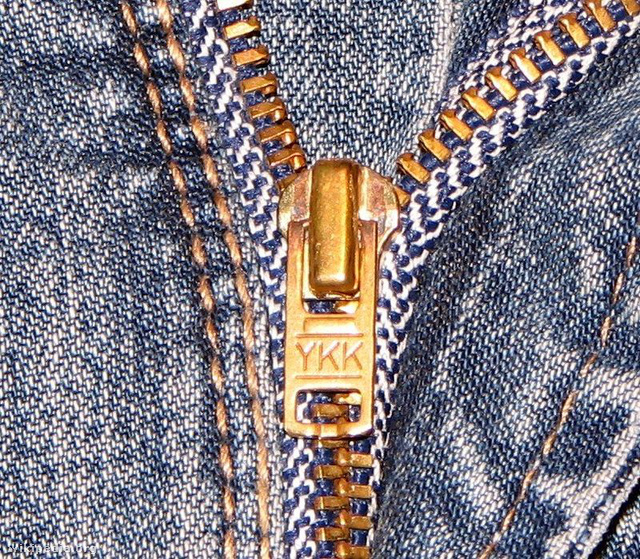 800px-YKK Zipper on Jeans close up