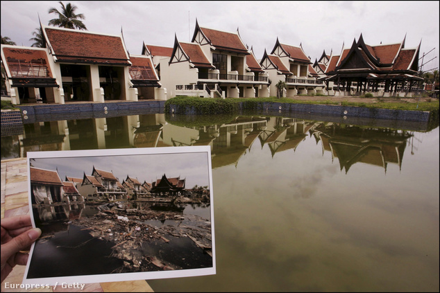 A nagy kép 2005 októberében készült a thaiföldi Khao Lakban, a cunami után még egy évvel is zárva tartó Sofitel Magic Lagoon Hotelben, ahol 210 ember vesztette életét. A kis képen a 2004 december 26-os állapot látható.