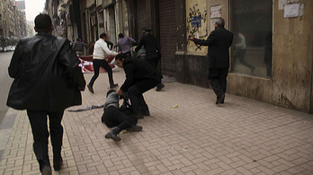 Fotók kerültek ki az egyiptomi tüntető nő lelövéséről