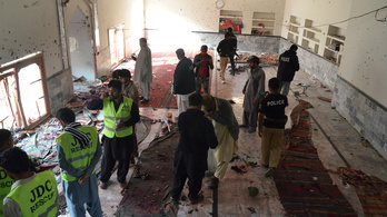 Brutális merénylet egy pakisztáni mecsetnél