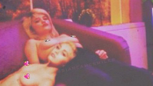 Miley Cyrus és a barátnője félmeztelenül henyélt a kanapén