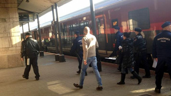 Újabb menekülteket szállítottak le Győrben a Railjetről