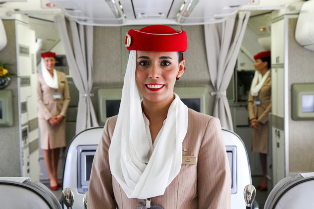 Stewardess az Emirates járatán