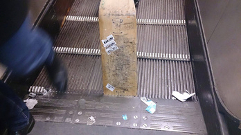 Gördeszka szorult a metró mozgólépcsőjébe