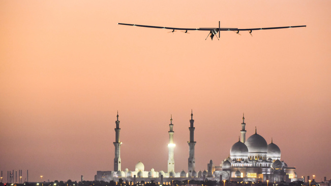 A Solar Impulse 2 a Nagy Zajed-mecsettel a háttérben