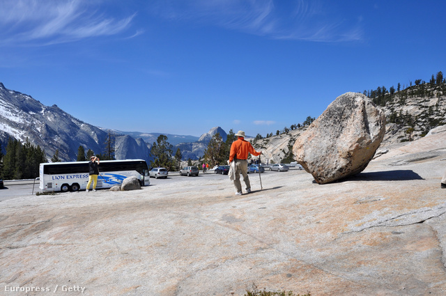 Égszínkék égbolt Yosemite felett