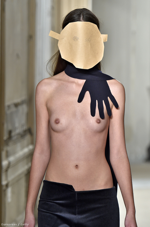 A mindössze 24 Jacquemus papír maszkkal takarta el a modellek arcát Párizsban.